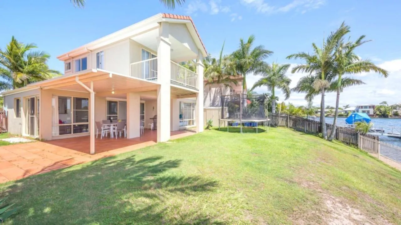 Holiday home Air Conditioned Pet Friendly Canal Home Banksia Beach
