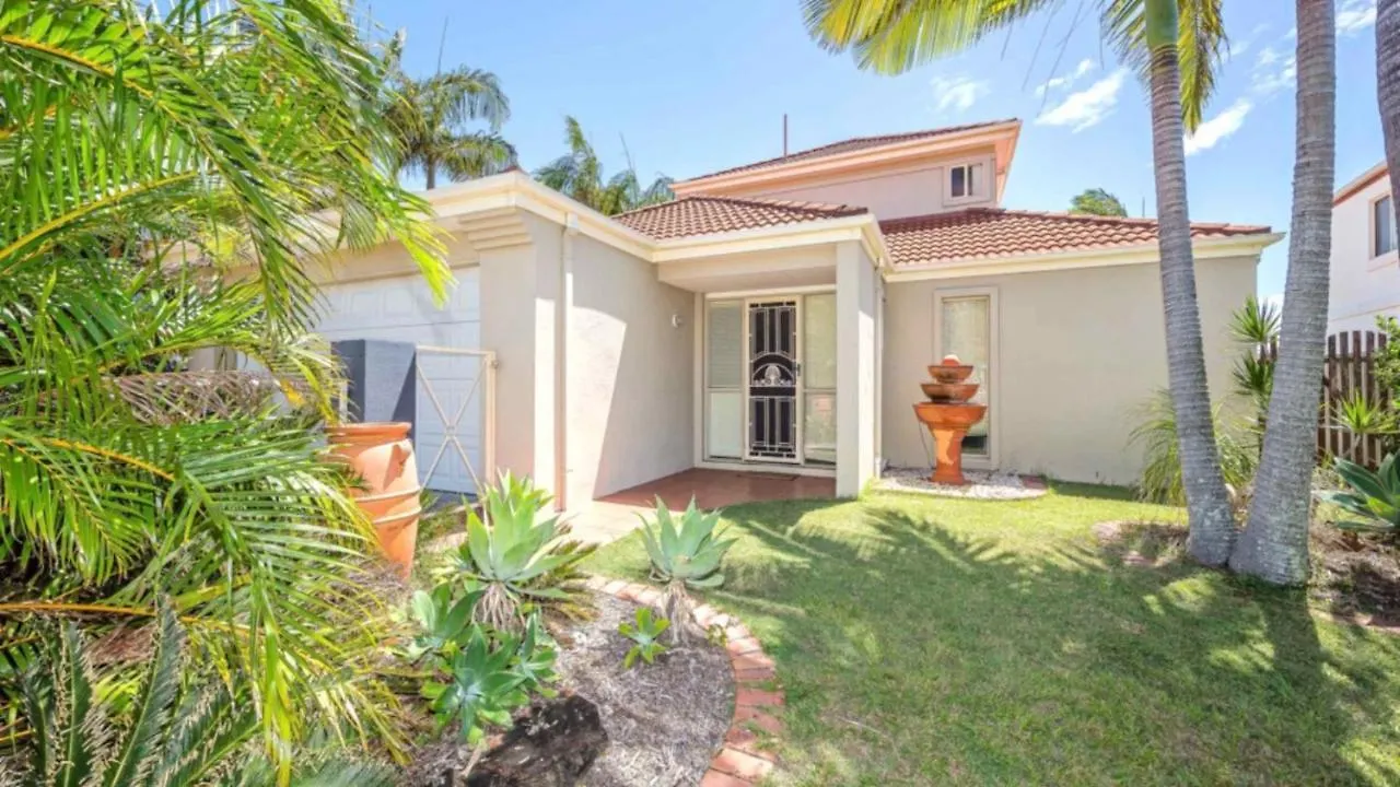 Air Conditioned Pet Friendly Canal Home Banksia Beach Holiday home