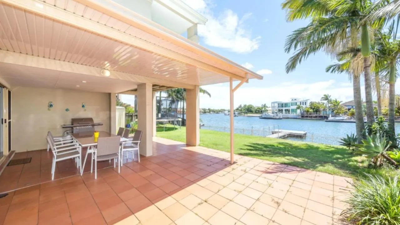 Holiday home Air Conditioned Pet Friendly Canal Home Banksia Beach
